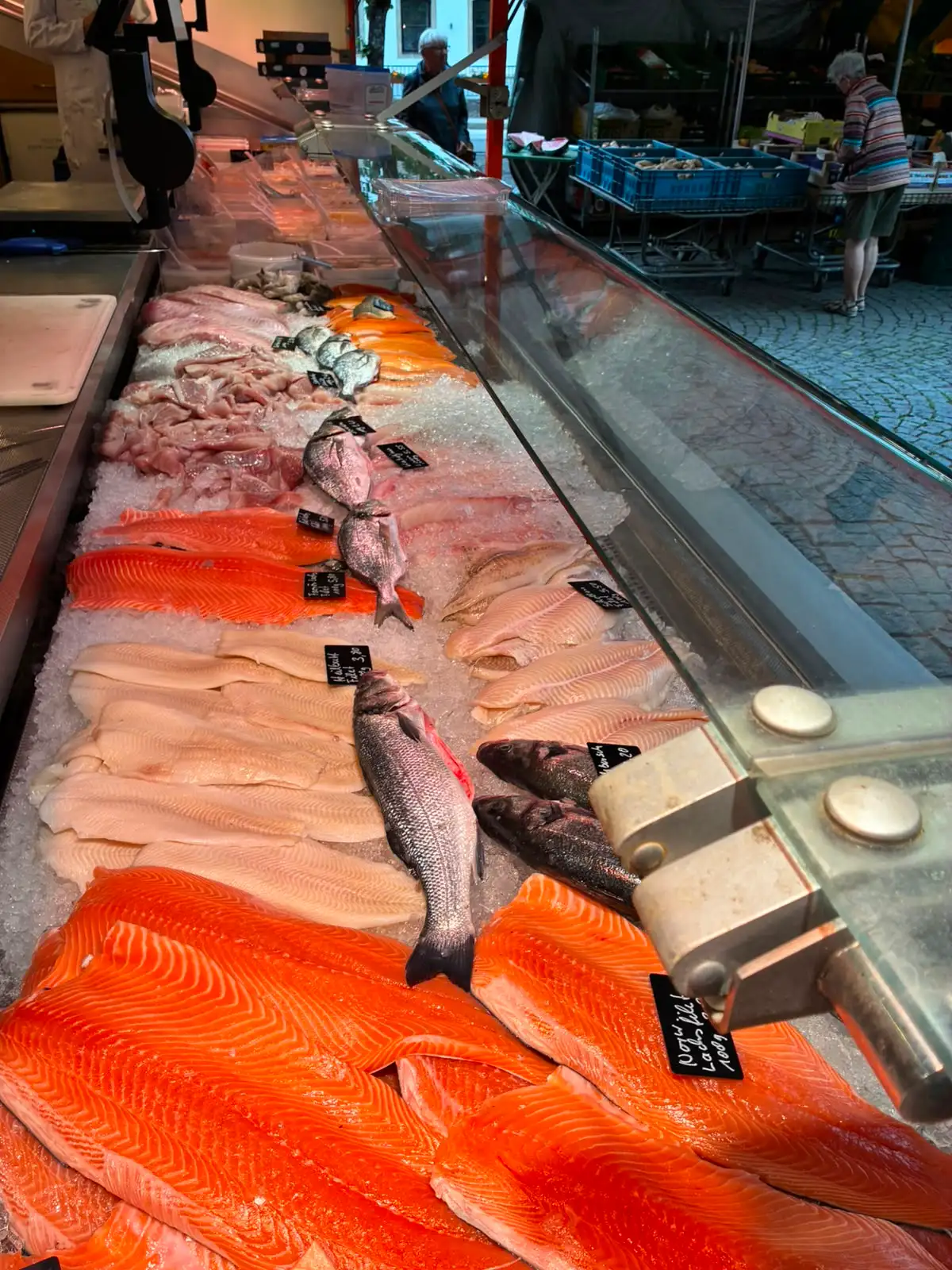 Verkaufstheke mit frischen Fischwaren am Stand